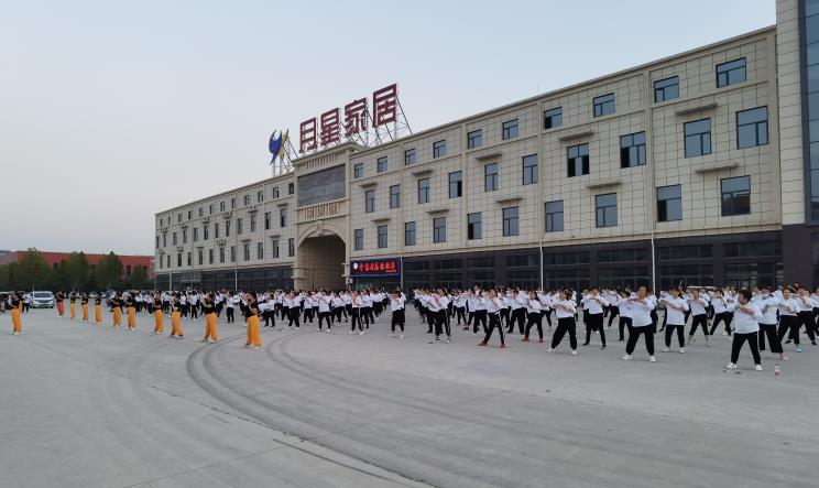 龍勝管曹縣運(yùn)營(yíng)中心為弘揚(yáng)全民健身運(yùn)動(dòng),竟組建了一支“400人舞團(tuán)” 龍勝管曹縣運(yùn)營(yíng)中心為弘揚(yáng)全民健身運(yùn)動(dòng),竟組建了一支“400人舞團(tuán)”